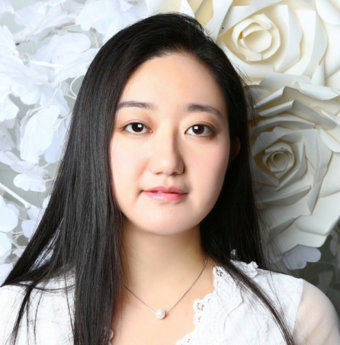 Li Qiaochu ser rett i kamera. Hun har langt, svart h&aring;r og har p&aring; seg en hvit blondebluse og et enkelt halskjede med en perle p&aring;. 