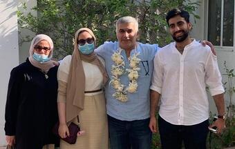 Nabeel Rajab sammen med sin kone, datter og s&oslash;nn etter at han ble l&oslash;slatt fra fengsel 9. juni 2020 fengsel
