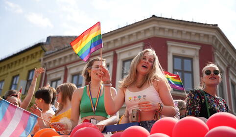 Folk p&aring; fl&aring;te i Pride-toget i Oslo.