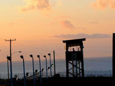 Bildet viser soloppgang i Guant&aacute;namobukten p&aring; Cuba, hvor fremdeles rundt 50 personer sitter fengslet. De fleste uten tiltale. P&aring; det meste, i 2003, satt 680 personer fanget her.