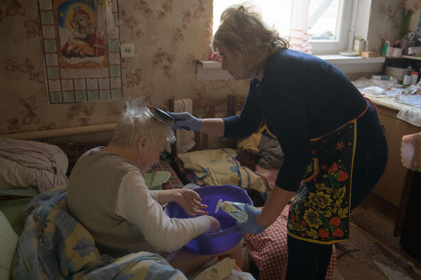 Dame b&oslash;rste h&aring;ret p&aring; en eldre ukrainsk dame